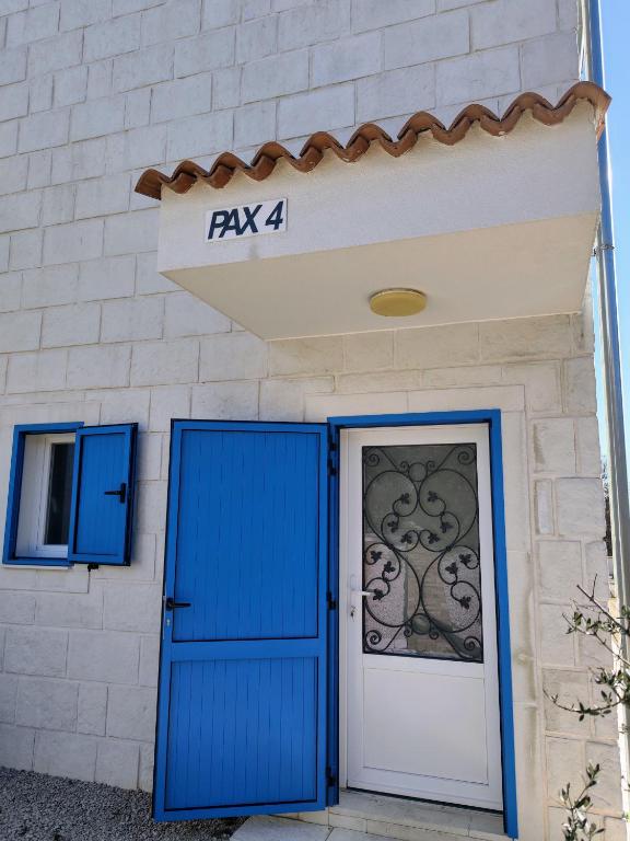Pax Houses - Deluxe Two-Bedroom Villa With Private Pool