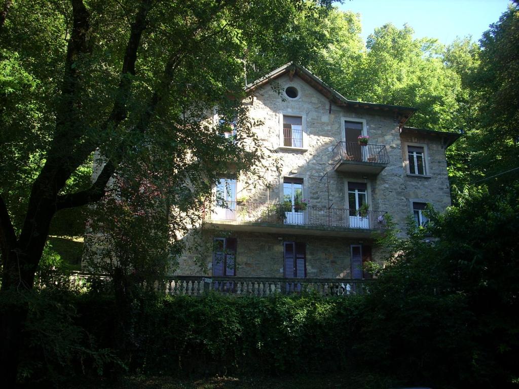 een oud stenen huis midden tussen de bomen bij B&B I Ghiri in Bergamo