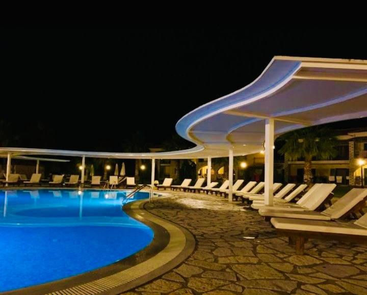 Bazén v ubytování Perdika Resort nebo v jeho okolí