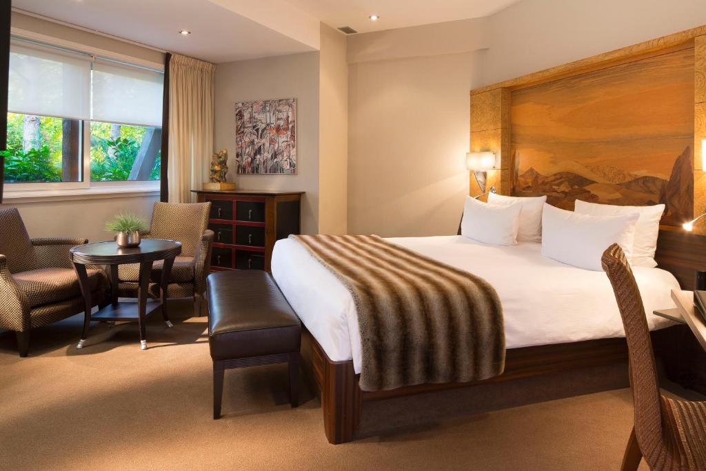 Postel nebo postele na pokoji v ubytování Le Parc Hôtel Obernai & Yonaguni Spa