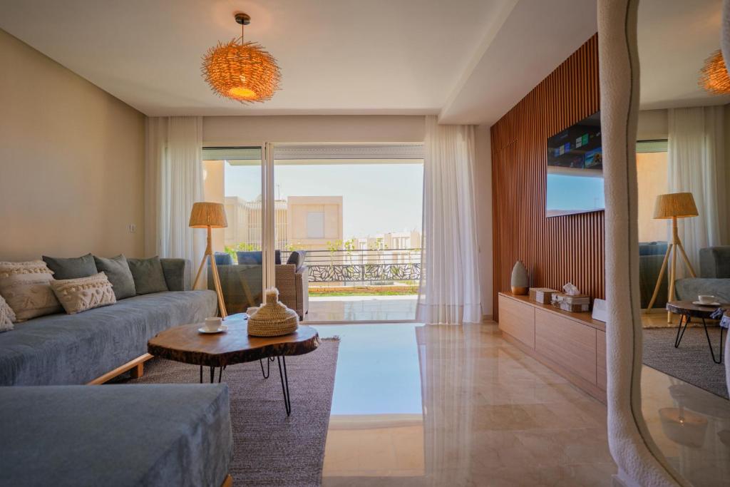 un soggiorno con un divano e un tavolo di Taghazout Serenity a Tamraght Ouzdar