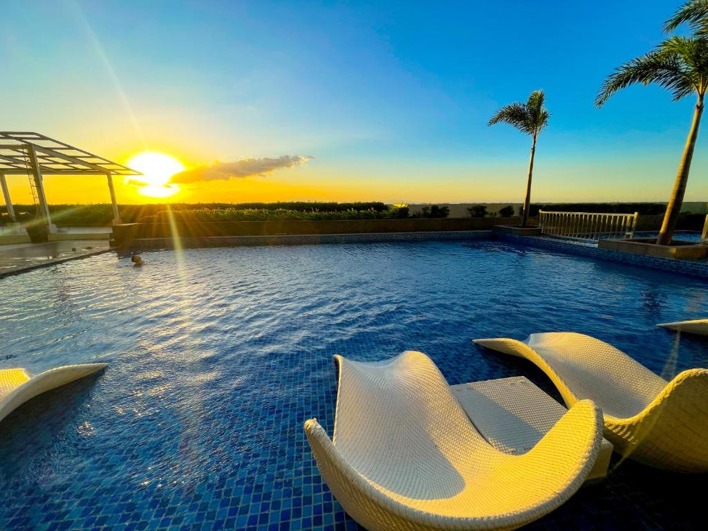 Bazén v ubytování Bayshore Resort Residences - Okada Manila nebo v jeho okolí