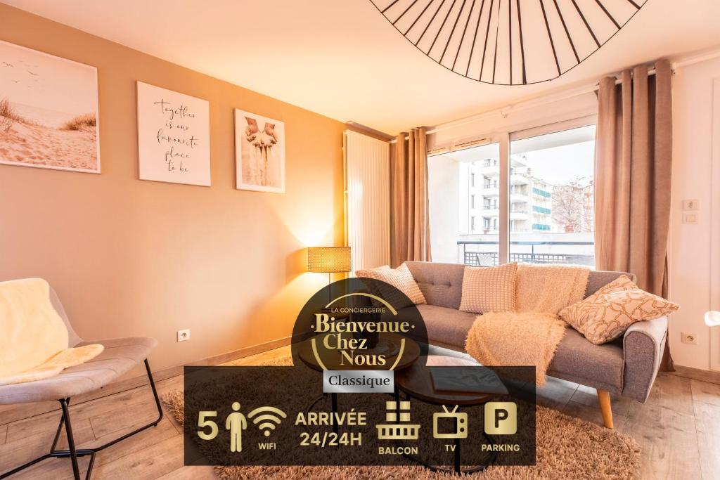 un salon avec un canapé et une table dans l'établissement Le 35 Jean-Jaurès F3 avec garage, à Clermont-Ferrand