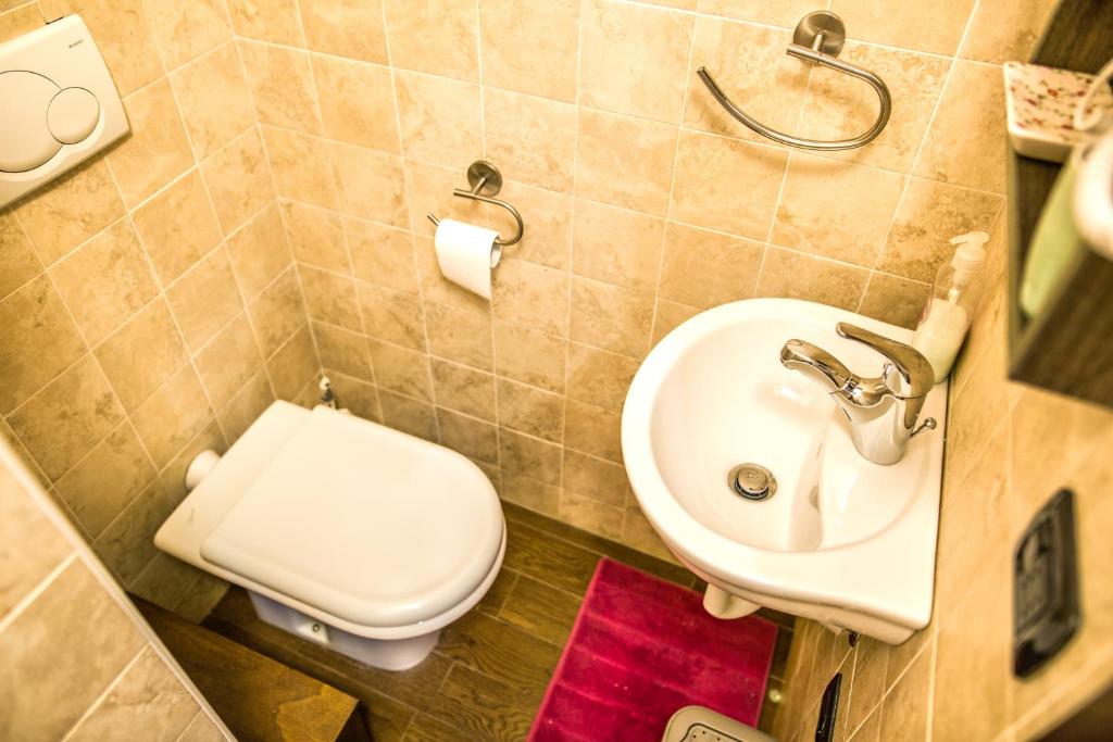 A bathroom at Art&Coffee