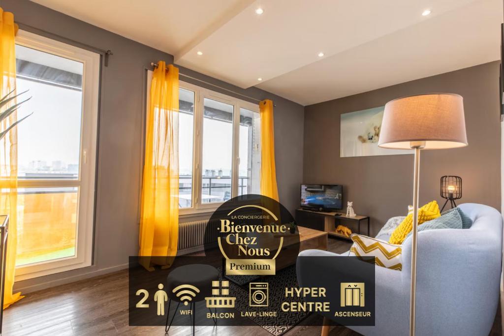 - un salon avec des rideaux jaunes et un canapé bleu dans l'établissement Le COCON de Jaude F2 HyperCentre avec ascenseur 52Bonnabaud, à Clermont-Ferrand