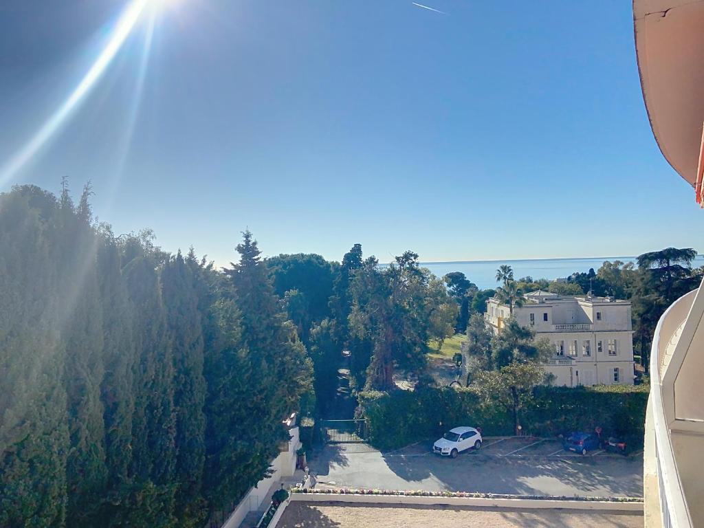 une vue aérienne sur une voiture garée sur un parking dans l'établissement Superbe 2 pièces 344L Jol, à Cannes
