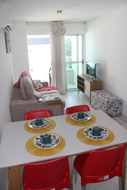 d'un salon avec une table et des plaques de cuisson. dans l'établissement Flat Makaranduba Centro Porto de Galinhas,dois quartos, à Porto de Galinhas