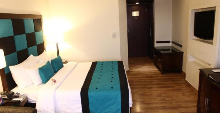 Postel nebo postele na pokoji v ubytování Hotel Royal Infinity Near Delhi Airport
