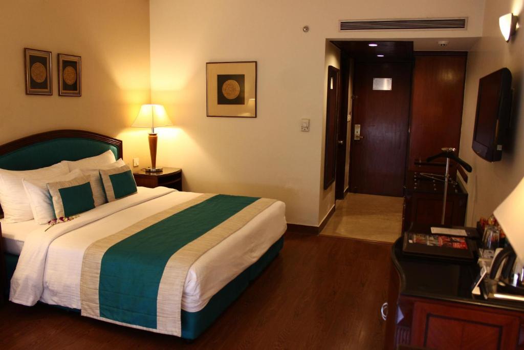 Postel nebo postele na pokoji v ubytování Hotel Royal Infinity Near Delhi Airport