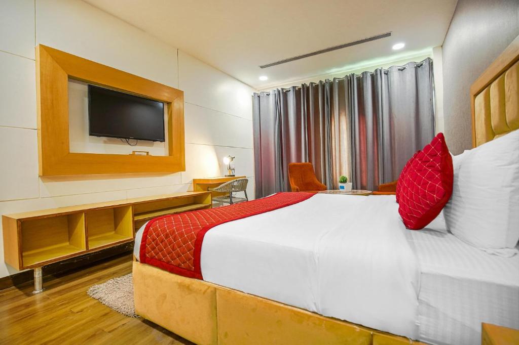 Postel nebo postele na pokoji v ubytování Hotel Royal Infinity Near Delhi Airport