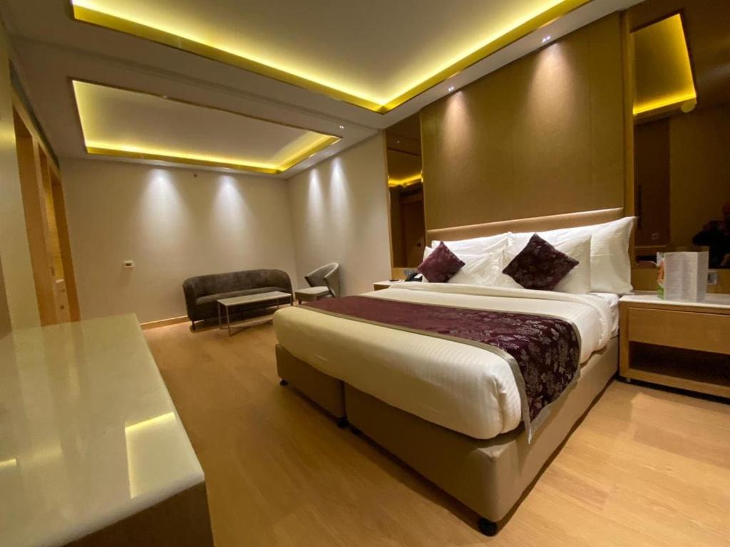 Postel nebo postele na pokoji v ubytování Hotel Royal Infinity Near Delhi Airport