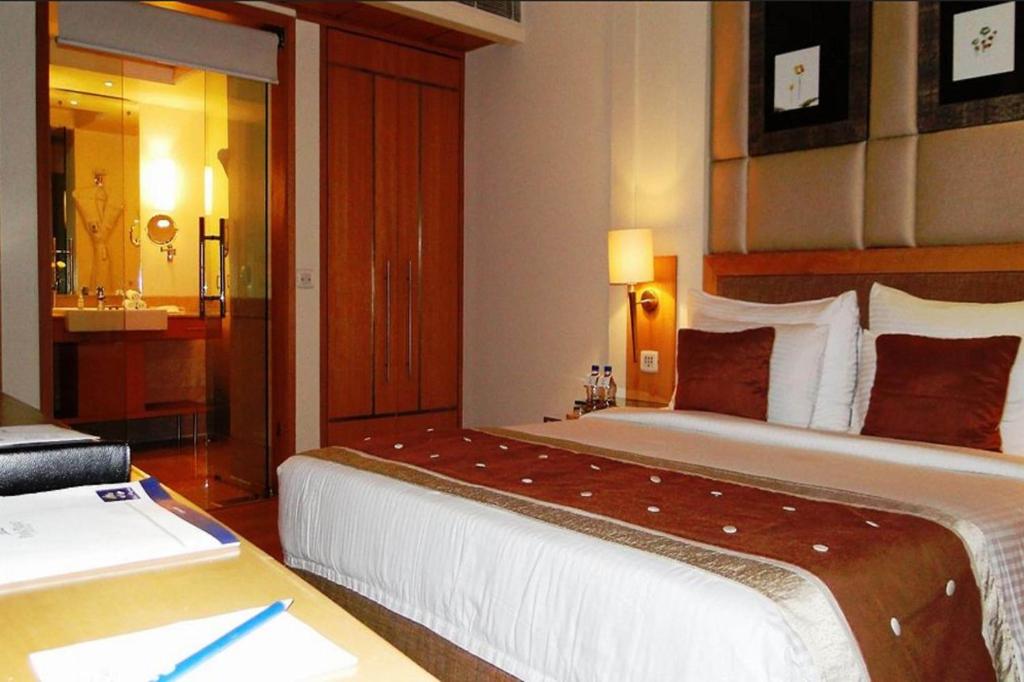 Postel nebo postele na pokoji v ubytování Hotel Royal Infinity Near Delhi Airport