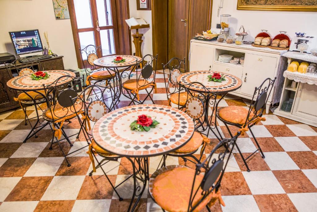 A kitchen or kitchenette at Art&Coffee