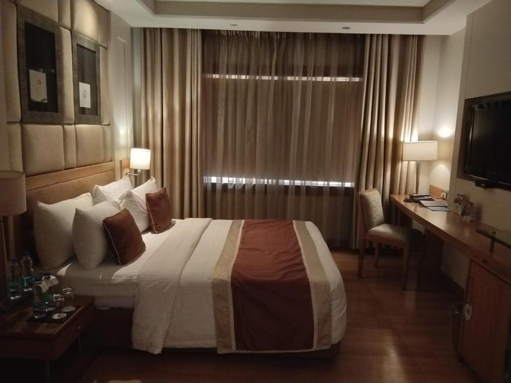 Postel nebo postele na pokoji v ubytování Hotel Royal Infinity Near Delhi Airport