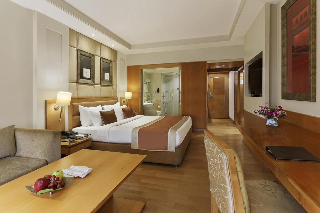 Postel nebo postele na pokoji v ubytování Hotel Royal Infinity Near Delhi Airport