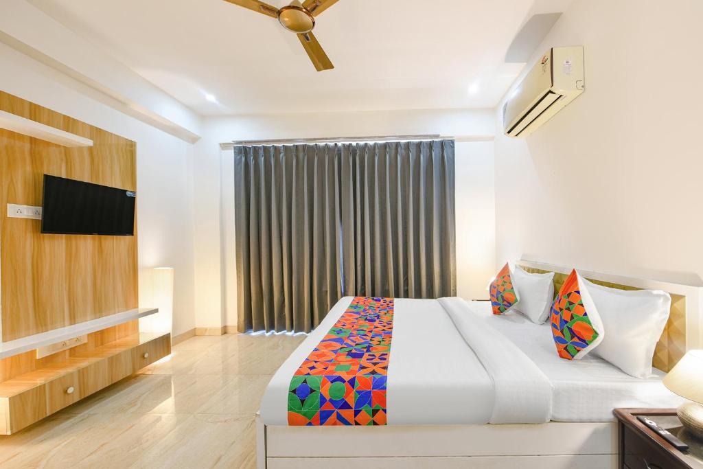 Postel nebo postele na pokoji v ubytování FabHotel AR Suites