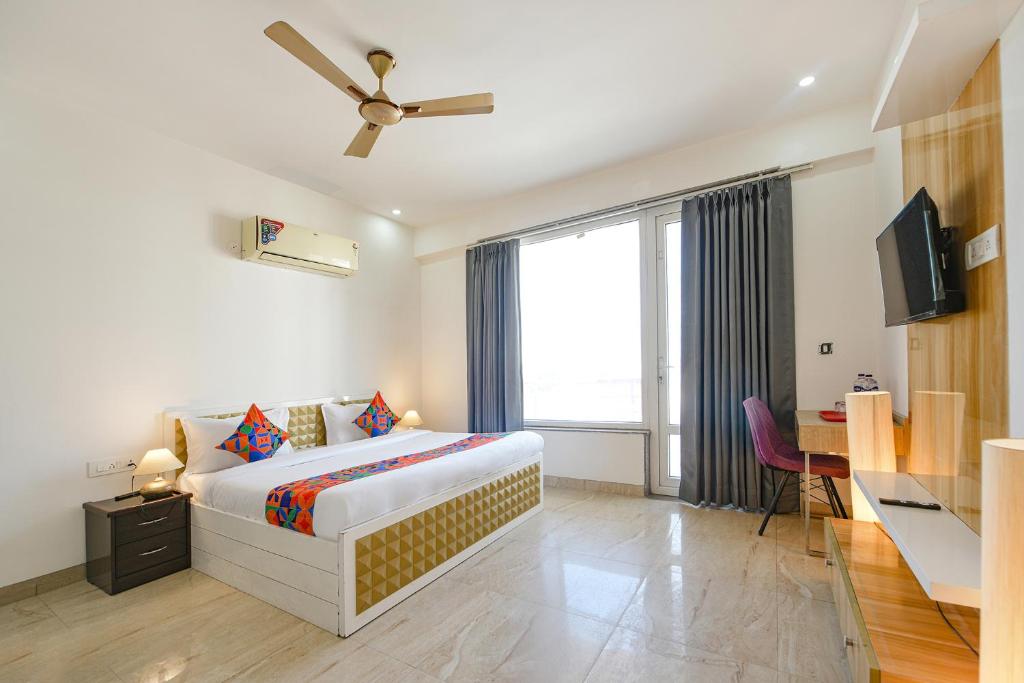 Postel nebo postele na pokoji v ubytování FabHotel AR Suites