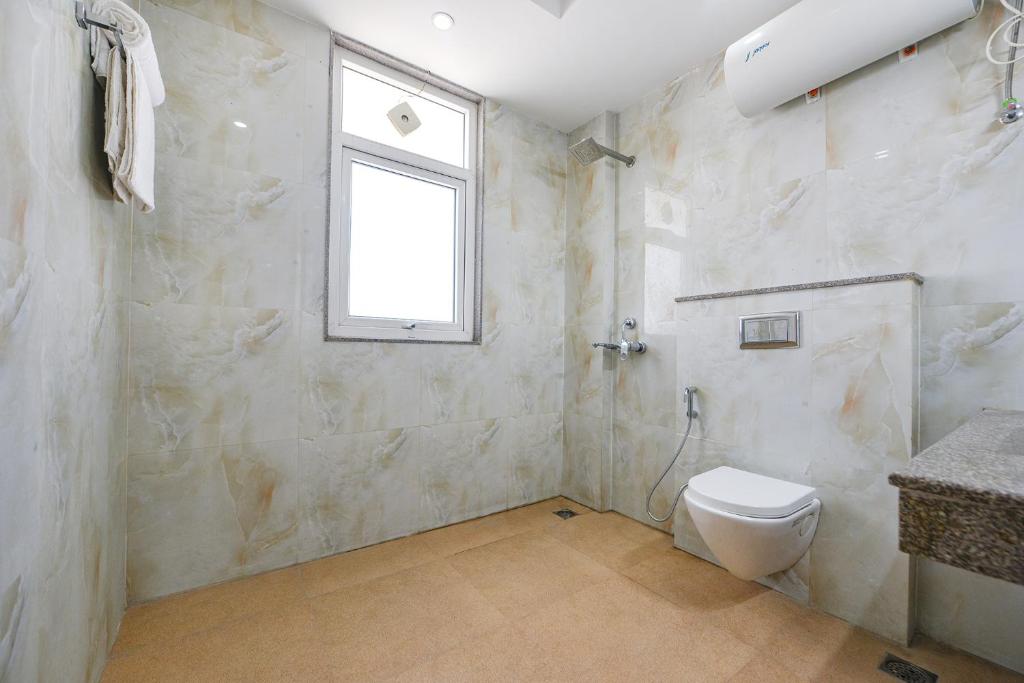 Koupelna v ubytování FabHotel AR Suites