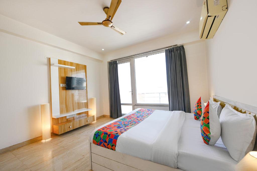 Postel nebo postele na pokoji v ubytování FabHotel AR Suites