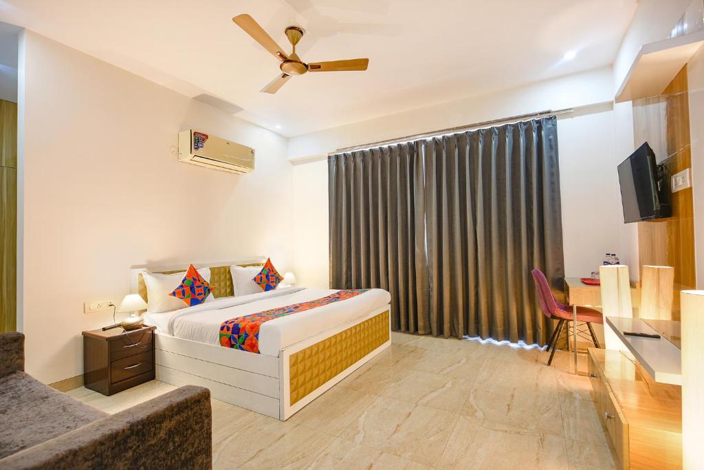 Postel nebo postele na pokoji v ubytování FabHotel AR Suites