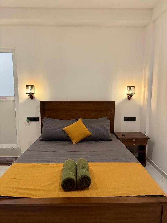 Postel nebo postele na pokoji v ubytování Devon Surf . Inn - Hiriketiya