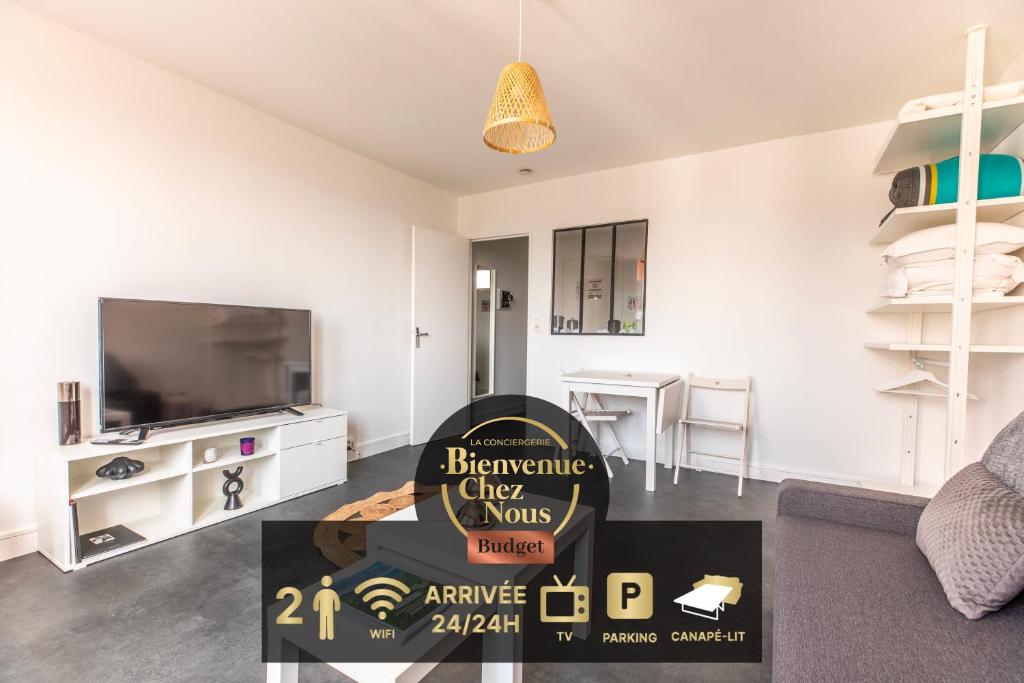 - un panneau de vente dans un salon avec une télévision dans l'établissement Studio Ernest Chamalières Calme Parking Gratuit, à Chamalières