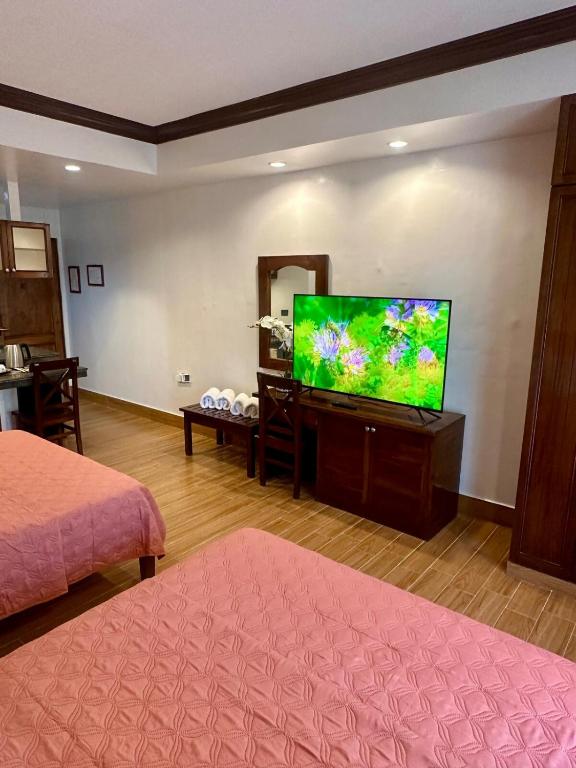 TV a/nebo společenská místnost v ubytování Club Balai Isabel Taal Lakeview 305 Malvar