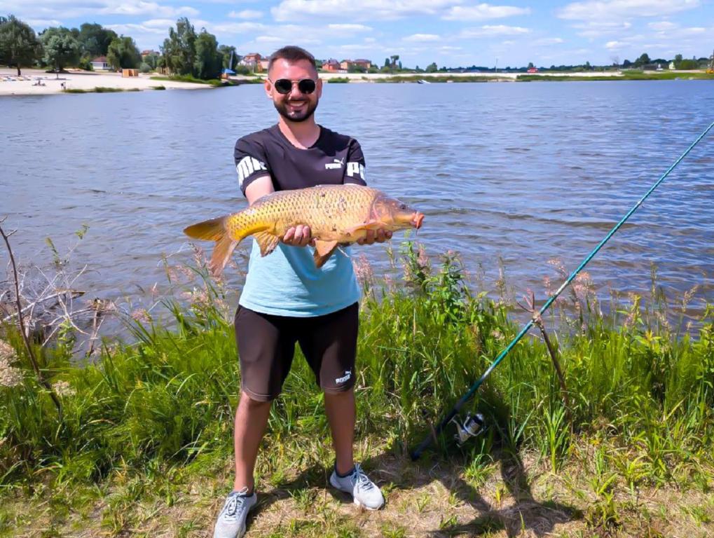 Výhled na řeku, která protéká v blízkosti kempu