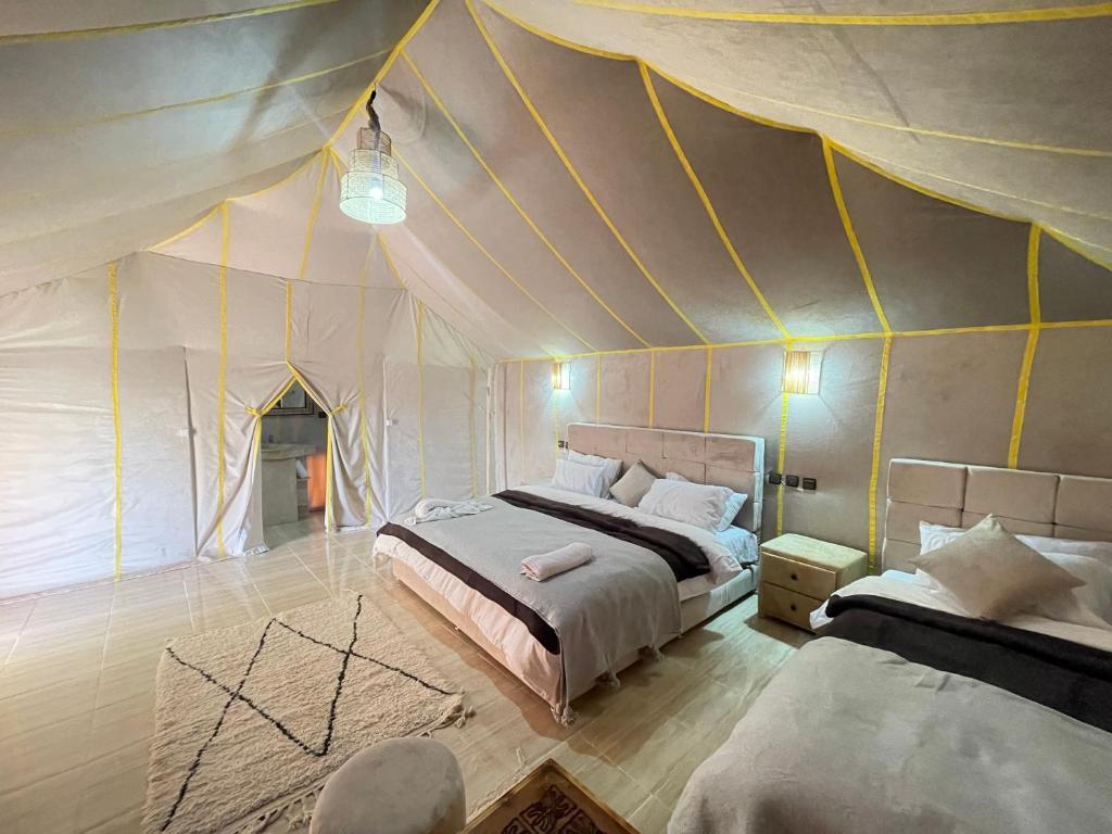 メルズーガにあるMariam Desert Campのテント付きのベッドルーム1室(ベッド1台付)