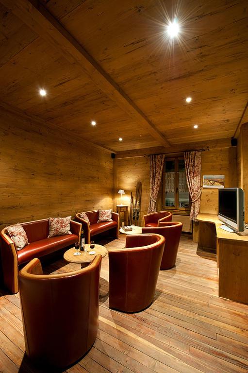 TV a/nebo společenská místnost v ubytování La Vallée Hôtel &Spa