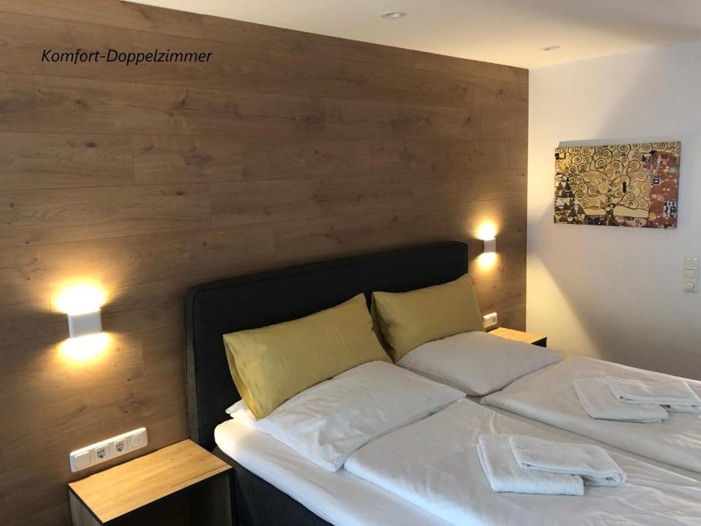 Postel nebo postele na pokoji v ubytování Village Hotel Bayerischer Wald
