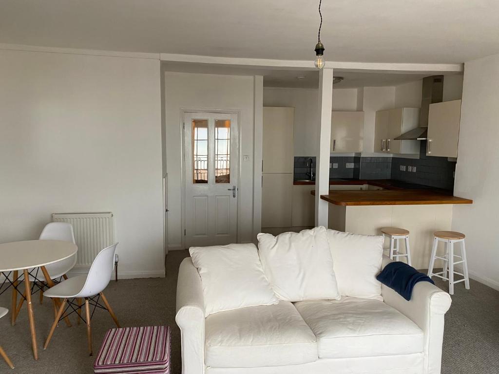 Posezení v ubytování One bedroom sea view sea front apartment