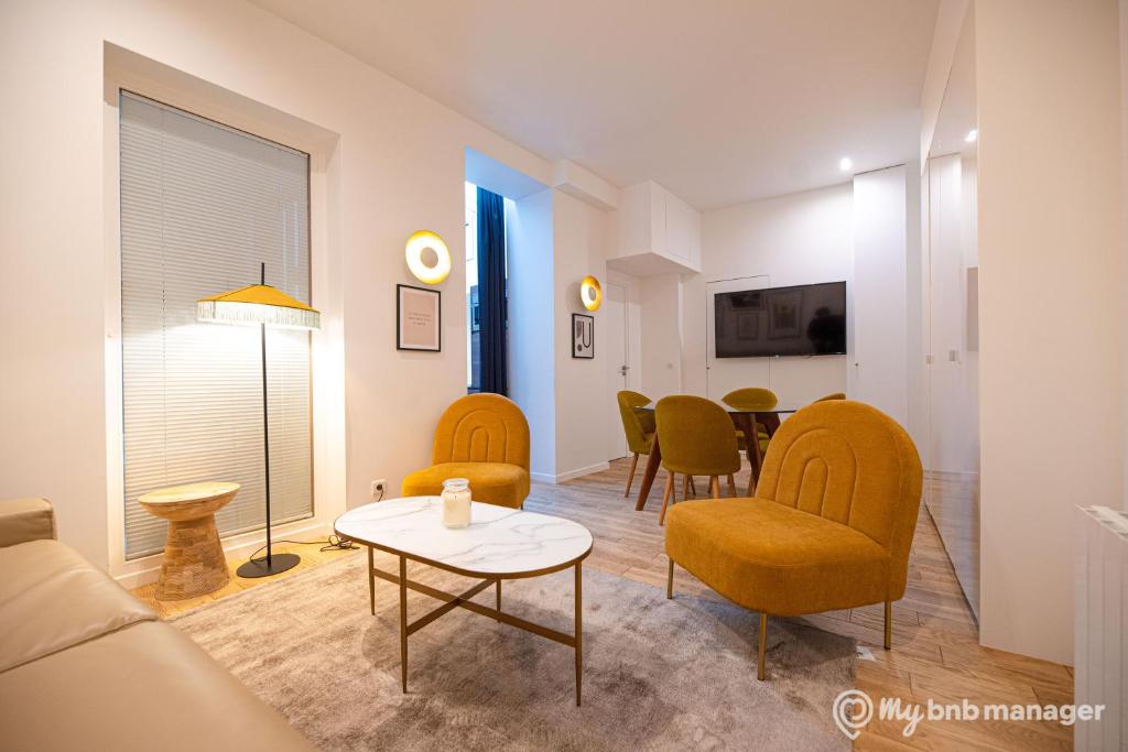 un salon avec des chaises jaunes et une table dans l'établissement CIA - Saint-Germain Notre Dame, à Paris