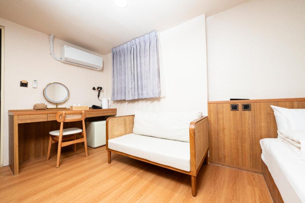 Postel nebo postele na pokoji v ubytování Cat Tail Pocket Inn Ximen