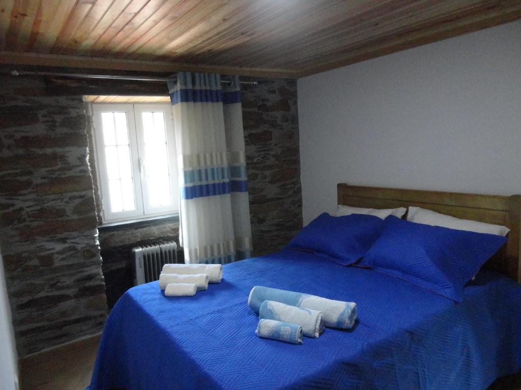 Uma cama ou camas num quarto em Abrigo do Outeiro - Serra Da Estrela