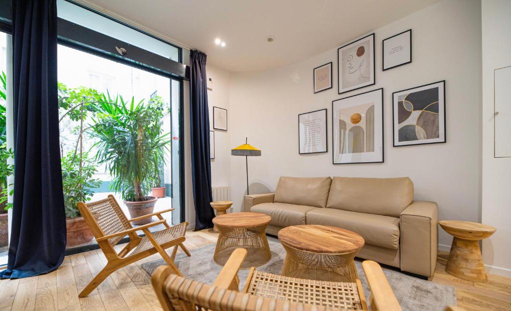 un salon avec un canapé et une grande fenêtre dans l'établissement CIA - Notre Dame spacious Home, à Paris