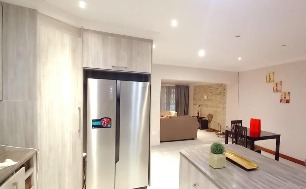 Η κουζίνα ή μικρή κουζίνα στο GUEST HOUSE In MIDRAND