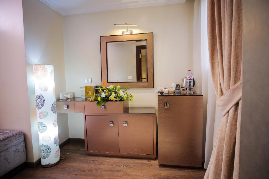 Postel nebo postele na pokoji v ubytování Cairo Taj Hotels & Suites - Dokki
