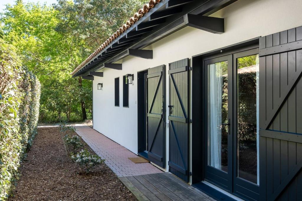 une maison dotée de portes coulissantes en verre dans l'établissement Villa Horizon, proche plage, à La Teste-de-Buch