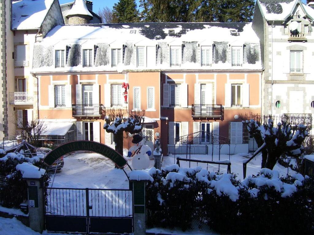un homme debout devant un bâtiment dans la neige dans l'établissement F3-Anémone, à La Bourboule