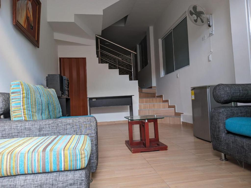 salon z kanapą, stołem i schodami w obiekcie Habitacion 201 Casa Luz El Rodadero w mieście Gaira