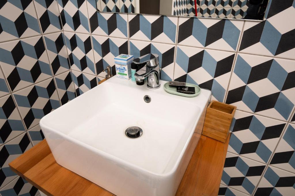 Athens Center luxury Suites 2 - Resim 12