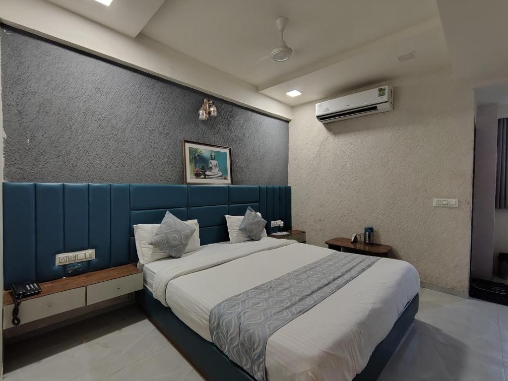 Postel nebo postele na pokoji v ubytování Hotel Avadh Palace, Subhash Bridge, RTO Circle, Ahmedabad