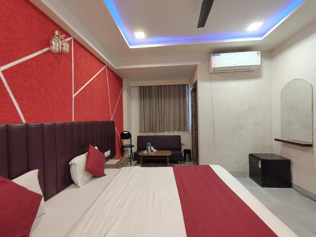 Postel nebo postele na pokoji v ubytování Hotel Avadh Palace, Subhash Bridge, RTO Circle, Ahmedabad