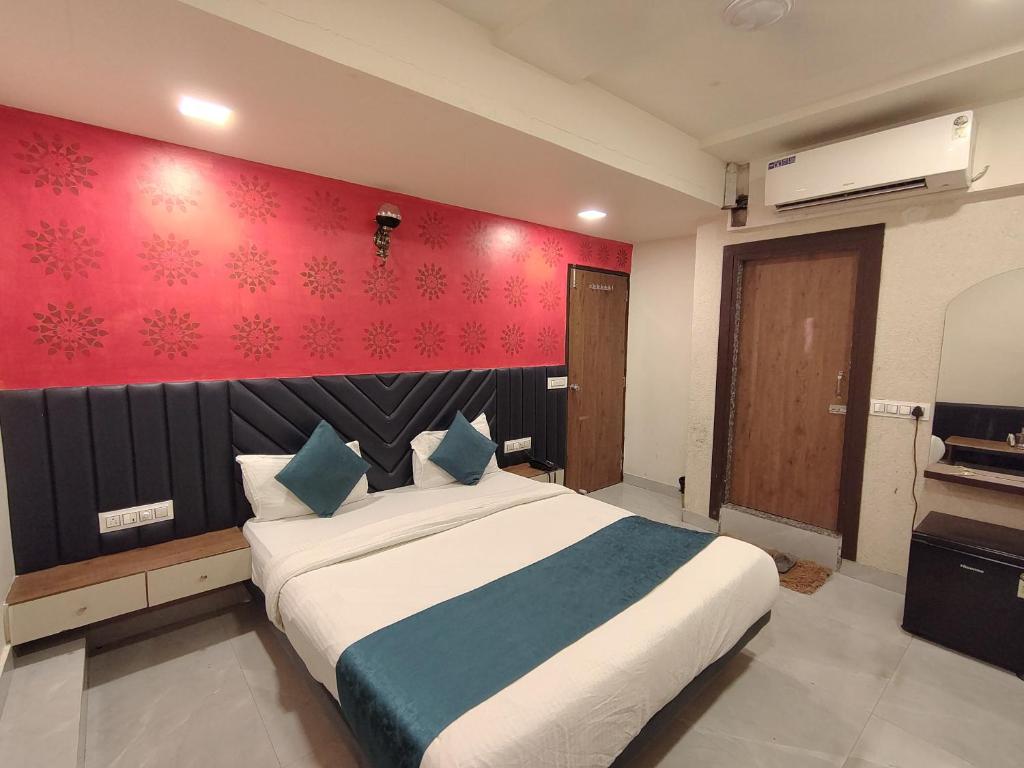Postel nebo postele na pokoji v ubytování Hotel Avadh Palace, Subhash Bridge, RTO Circle, Ahmedabad