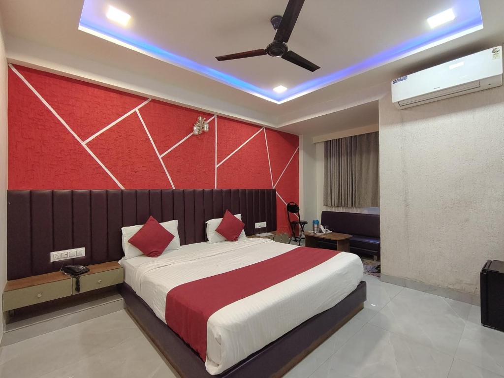 Postel nebo postele na pokoji v ubytování Hotel Avadh Palace, Subhash Bridge, RTO Circle, Ahmedabad