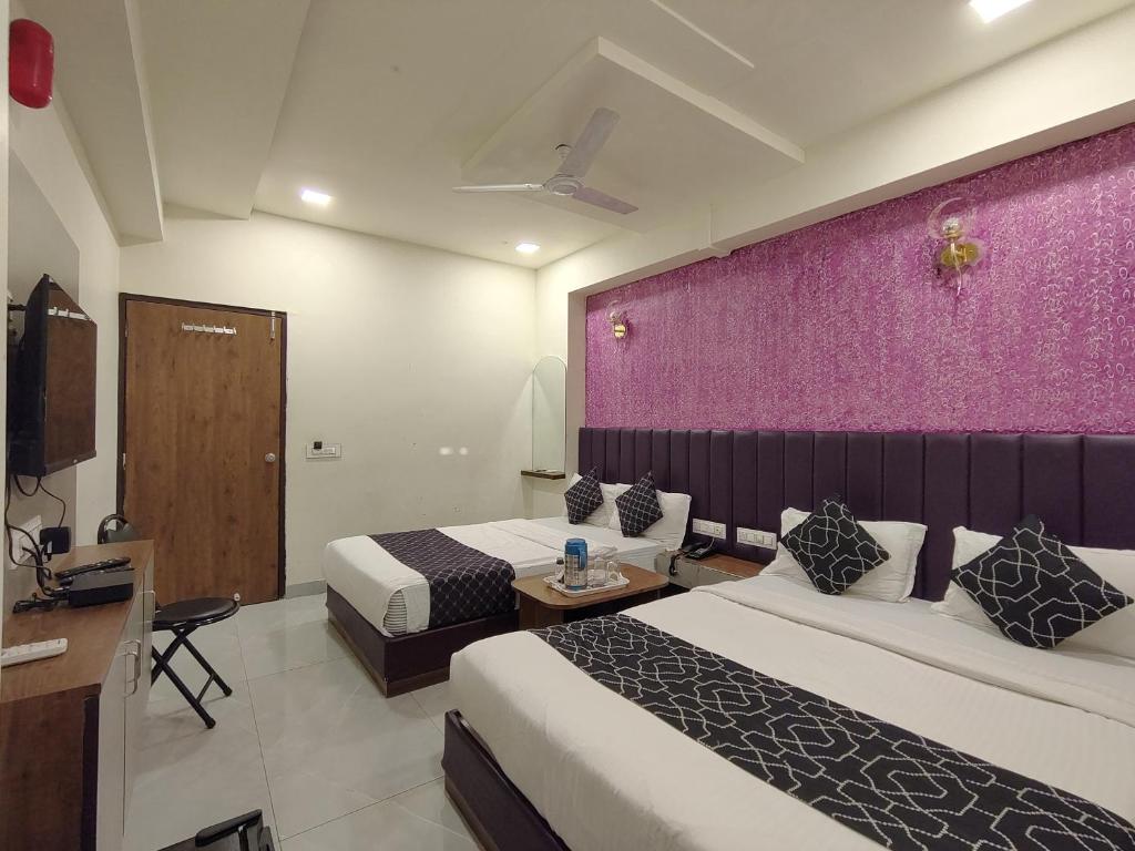 Postel nebo postele na pokoji v ubytování Hotel Avadh Palace, Subhash Bridge, RTO Circle, Ahmedabad