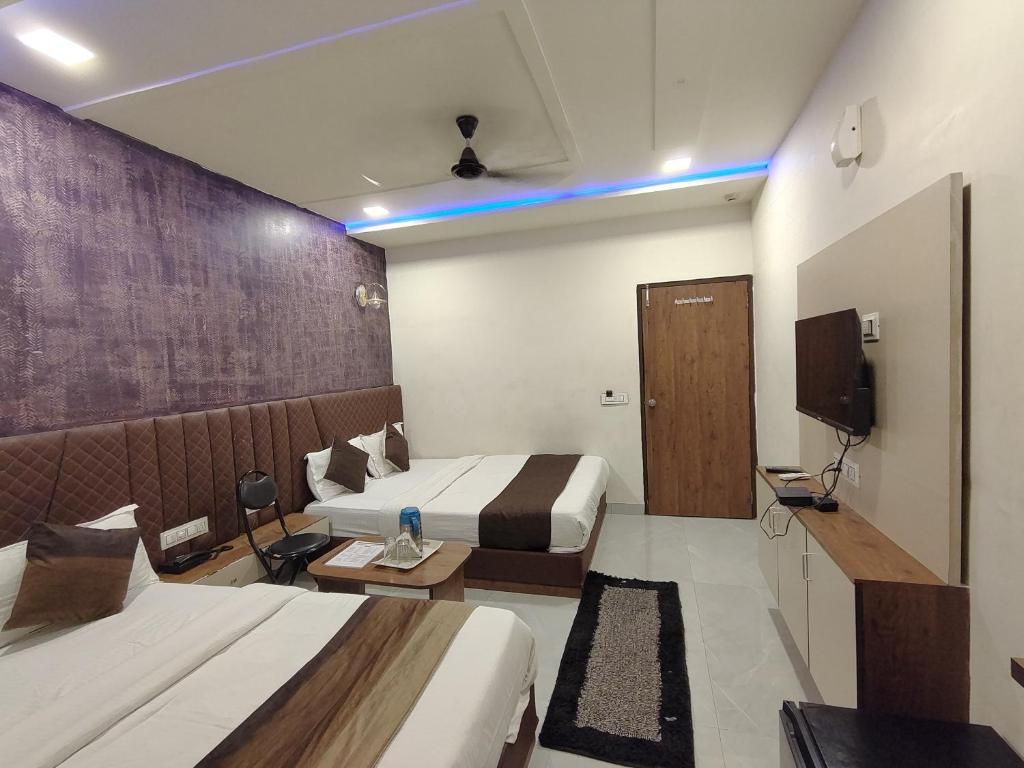 Postel nebo postele na pokoji v ubytování Hotel Avadh Palace, Subhash Bridge, RTO Circle, Ahmedabad