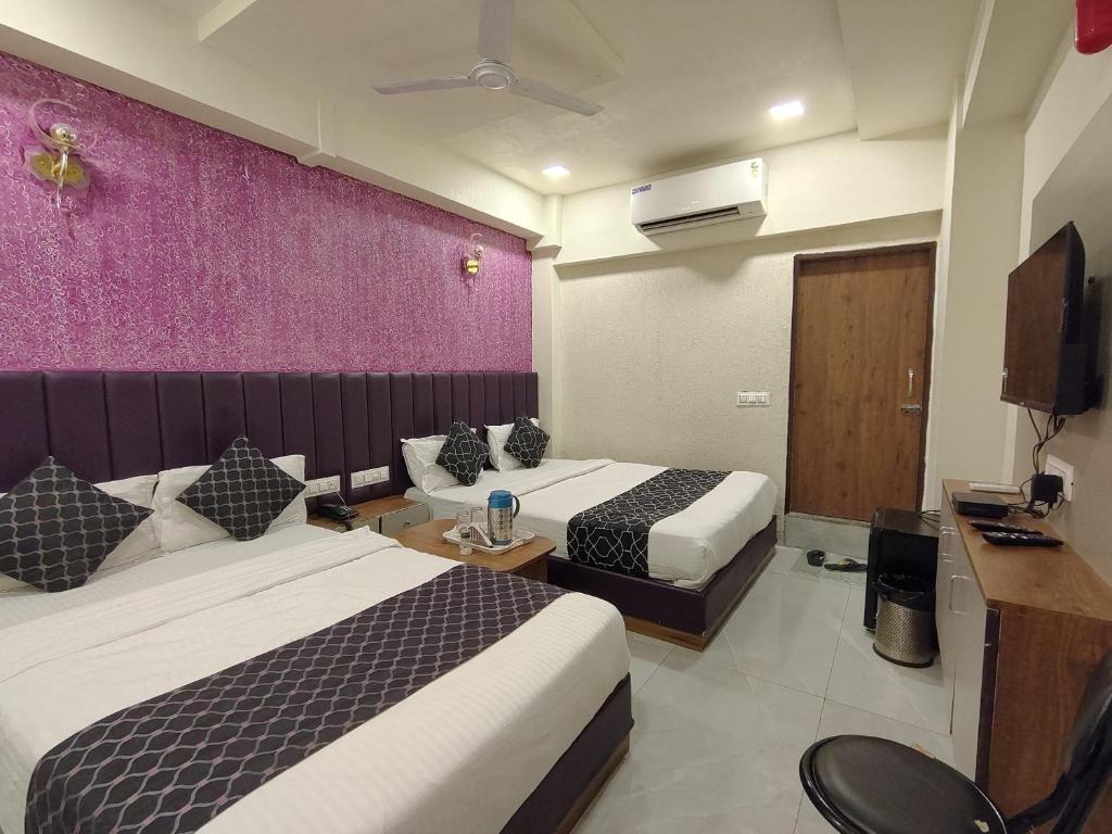 TV a/nebo společenská místnost v ubytování Hotel Avadh Palace, Subhash Bridge, RTO Circle, Ahmedabad