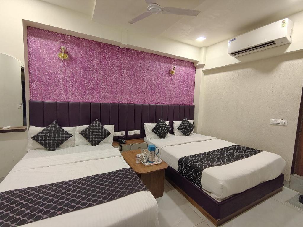 Postel nebo postele na pokoji v ubytování Hotel Avadh Palace, Subhash Bridge, RTO Circle, Ahmedabad